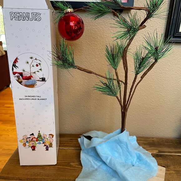 Peanuts 24 inch Christmas Tree Linus Blanket - Picture 1 of 10
